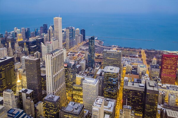 Panorama amerykańskiego miasta Chicago w godzinach wieczornych