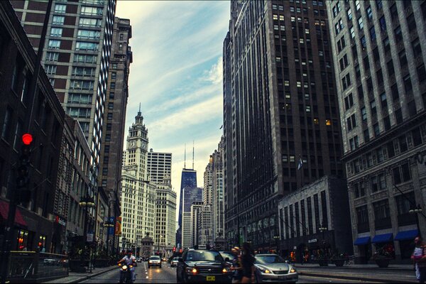 Die belebte Straße von Chicago vor dem Hintergrund der majestätischen Wolkenkratzer