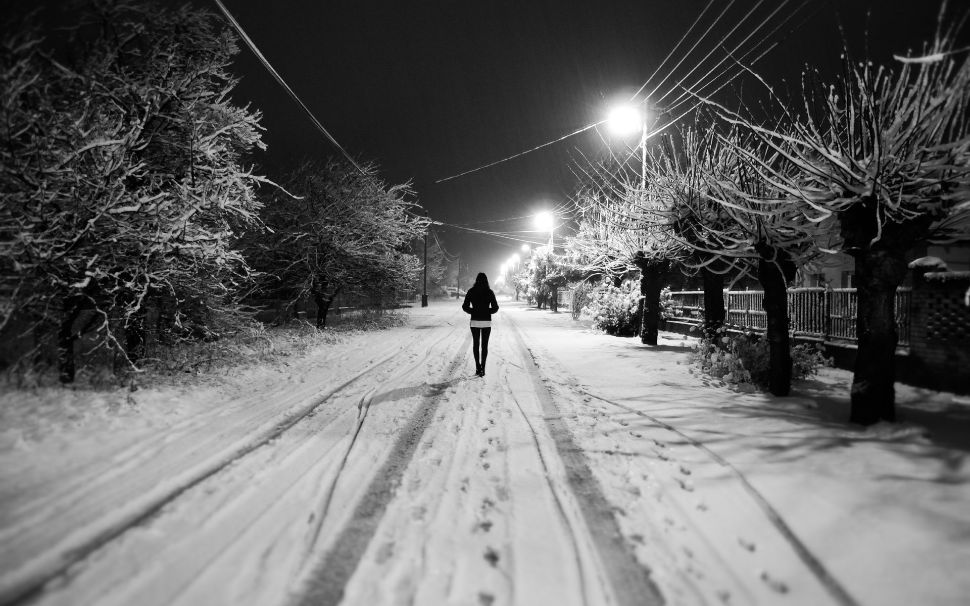 fille rue arbres phares neige hiver blanc