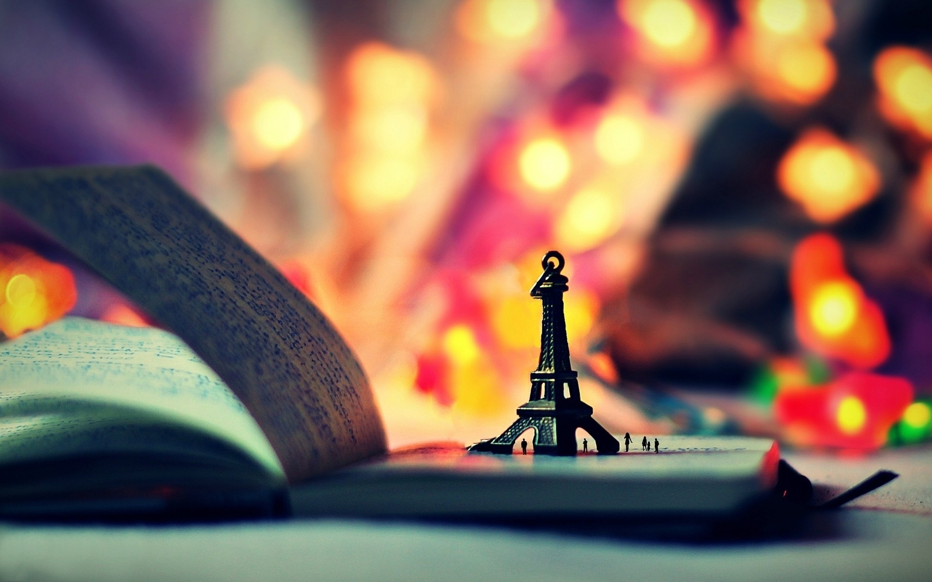 luci widescreen a schermo intero umore notebook libro torre eiffel sfondo carta da parati bokeh giocattoli figurine