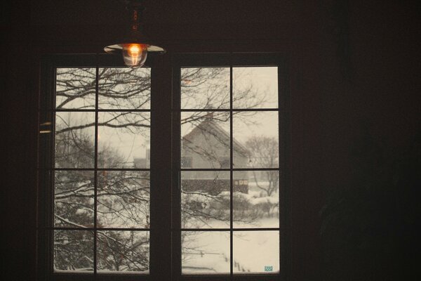 Blick aus dem Fenster auf die verschneite Landschaft