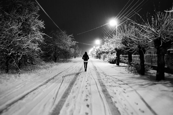 Nocny spacer dziewczyny po nocnym zimowym mieście