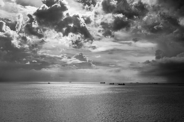 Foto en blanco y negro del mar y las nubes