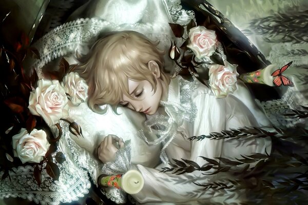 Chłopiec leży w białej koszuli wśród różowych róż