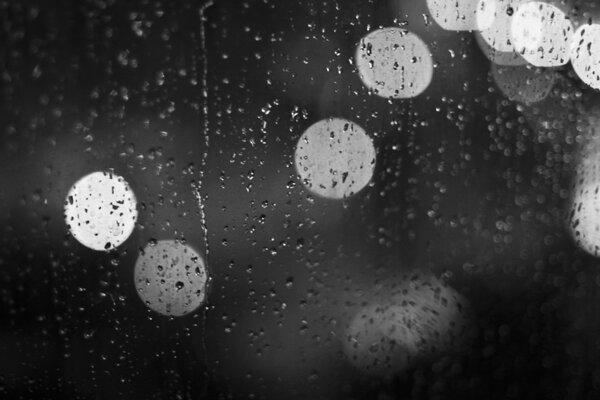 Gotas de lluvia en el cristal, y detrás bokeh