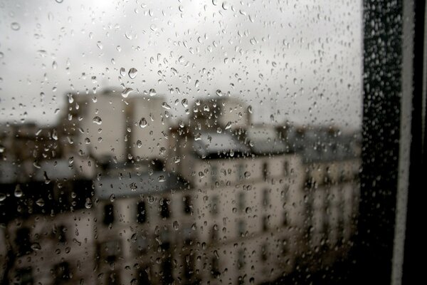 Paris vor dem Fenster mit Regentropfen bedeckt