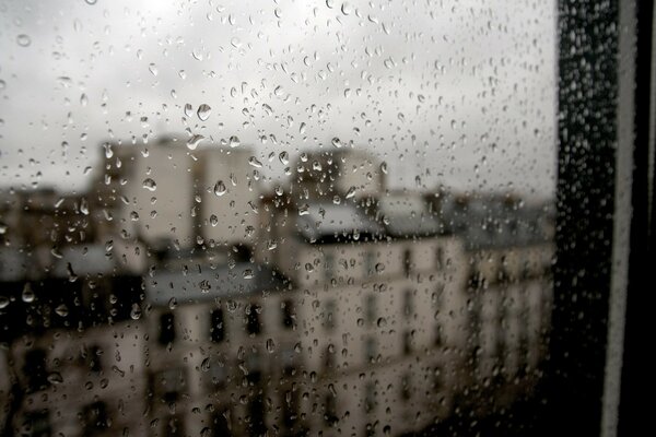 Paris à l extérieur de la fenêtre couverte de gouttes de pluie