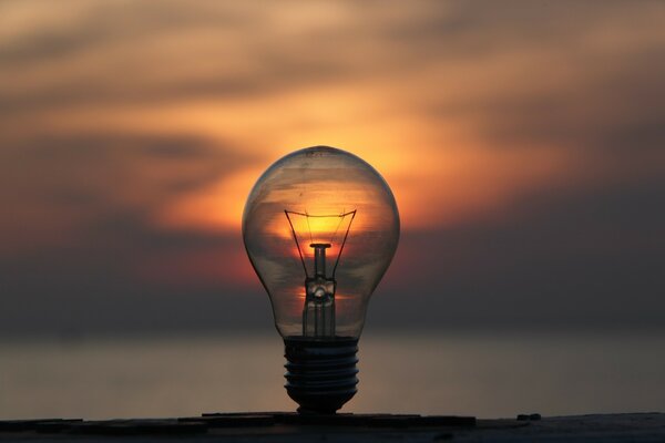 Coucher de soleil lumineux sur la mer dans une ampoule