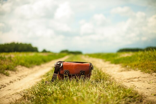 La borsa si trova sulla strada in mezzo a un campo tranquillo