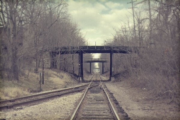 Wanderweg neben der Eisenbahn