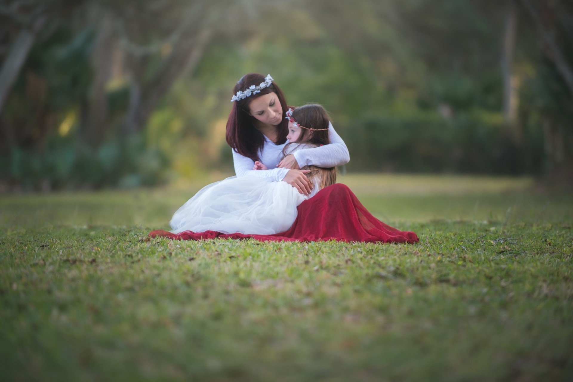 mère câlins humeur fille enfant