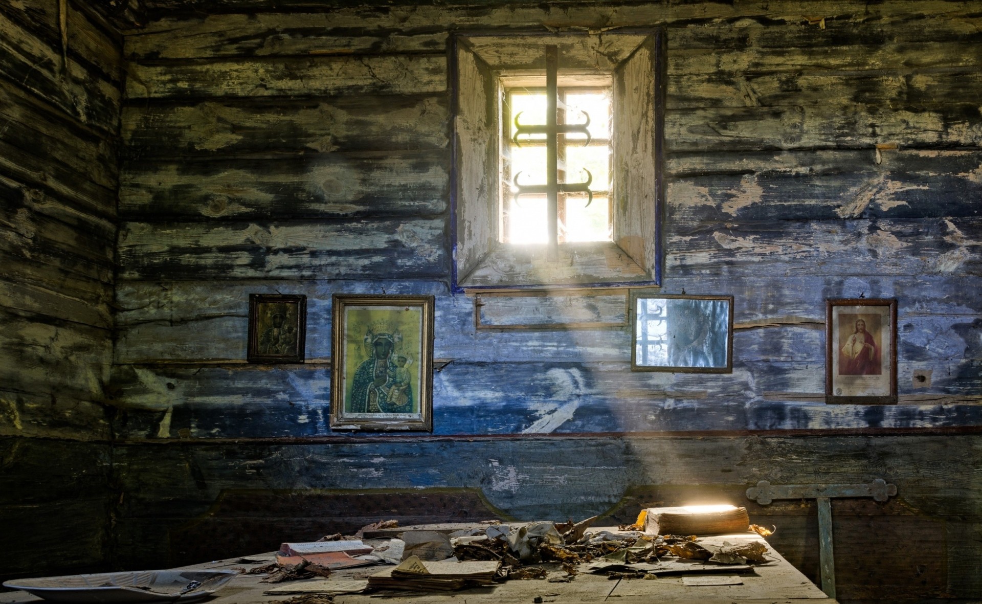 stanza finestra desolazione icone raggio di luce speranza tristezza