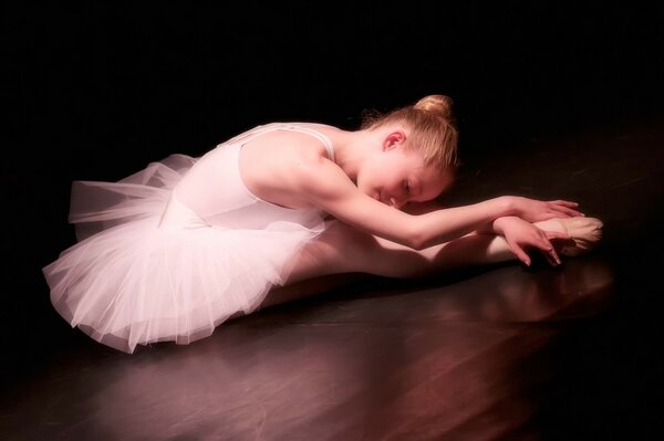 Jeune ballerine en pointe solitaire