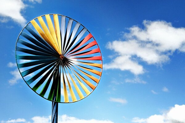 Windige farbige Turbine auf einem blauen Himmelshintergrund