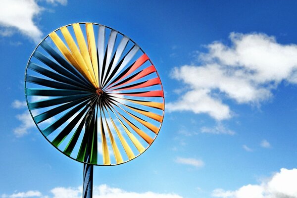 Ветреная цветная турбина на фоне голубого неба