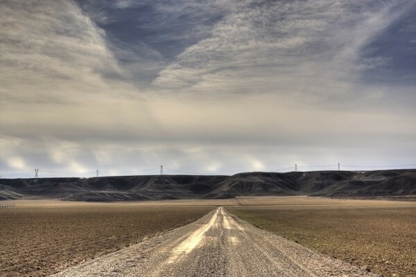 Длинная дорога в пустыне, облака и дорога