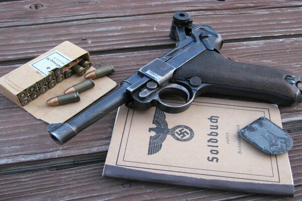 Deutsche Pistole mit Munition und Buch