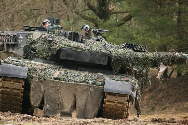 Экипированый серый танк с военными