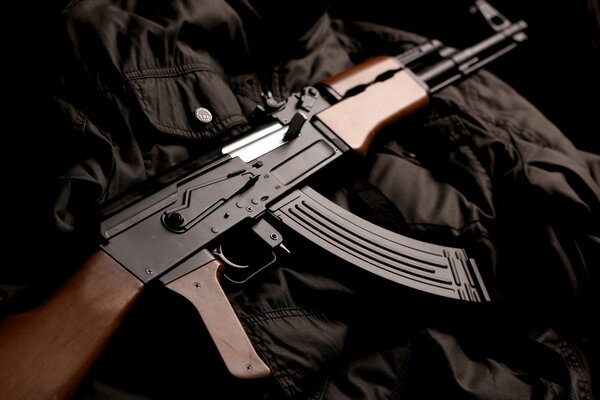 El fusil Kalashnikov yace en la chaqueta