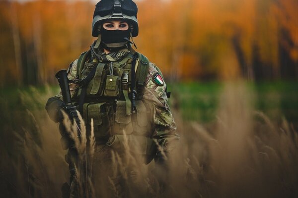 Fille en uniforme militaire avec des armes