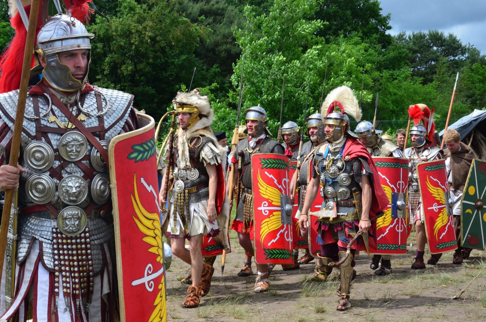 legionarios romanos salvas escudos zapatos armaduras dardos espadas cascos