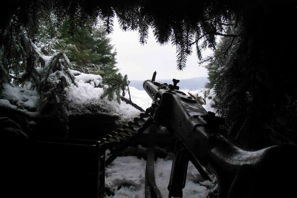 Ametralladora en uktytya en el bosque en invierno