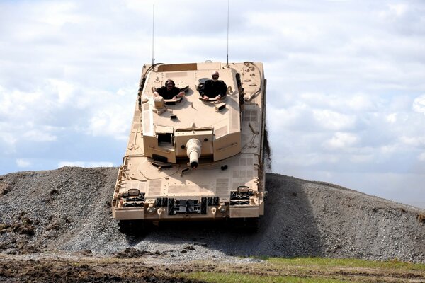 Leopard Tank auf Himmelshintergrund