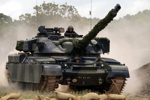 Un tanque con un cañón alto viaja a través de terrenos difíciles