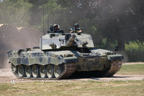 Tanque en el campo con la bandera británica