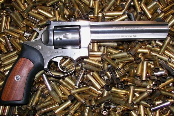 Revolver vor dem Hintergrund der goldenen Munition