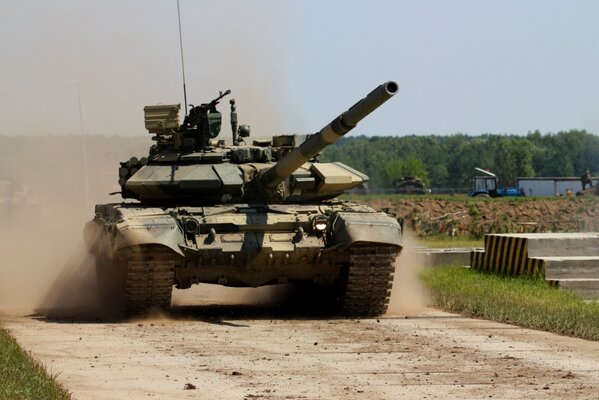 Réservoir t-90 gracieux sur la route