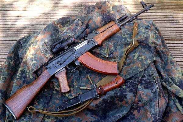 La máquina está en el uniforme. Bonito fondo para fotos de armas