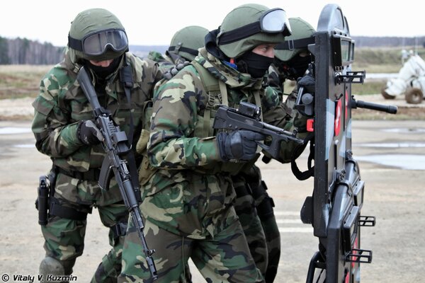 Soldados de las fuerzas especiales con uniformes y ametralladoras