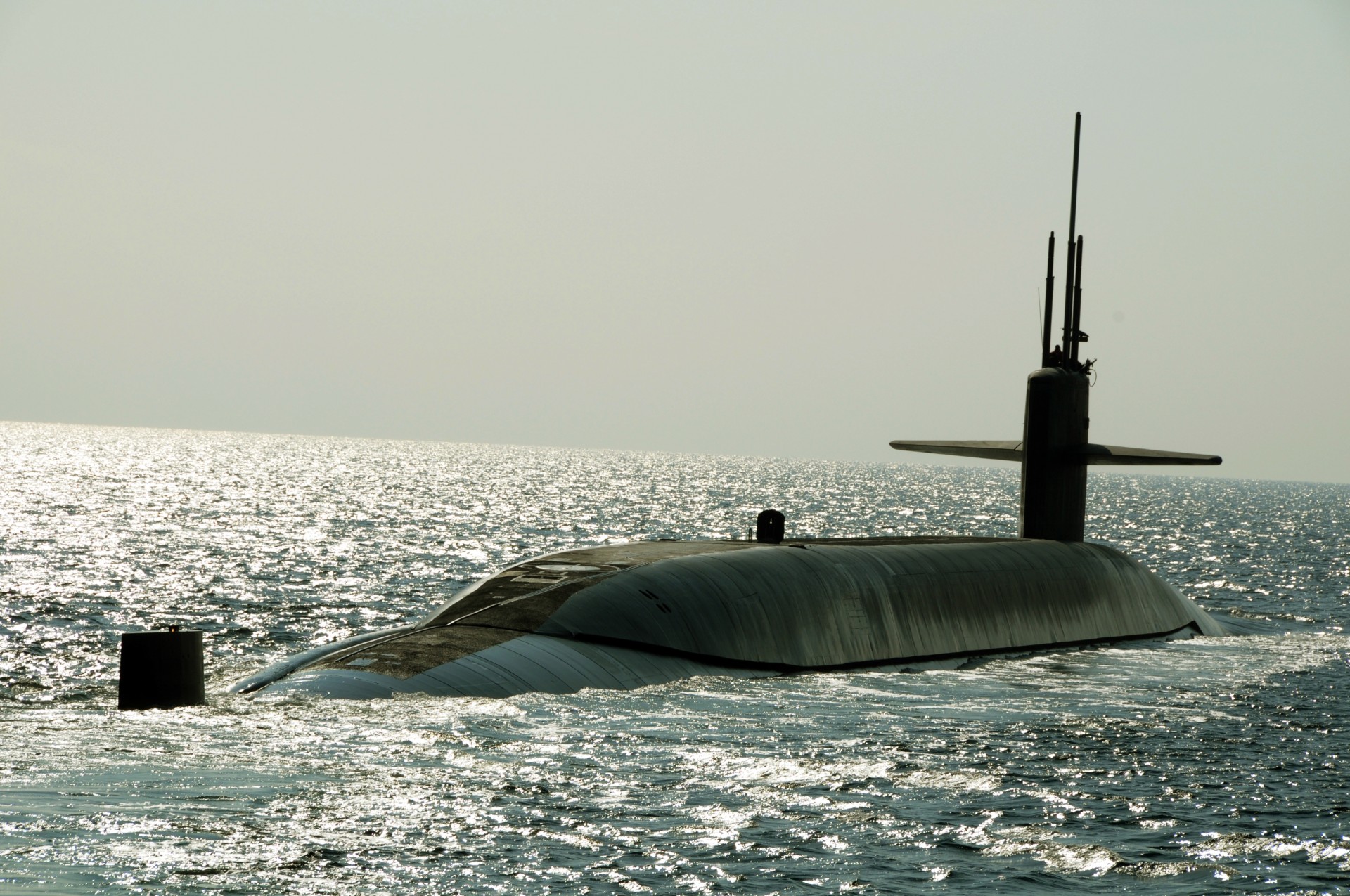 submarino nuclear uss marina de los ee.uu. maryland curso de superficie