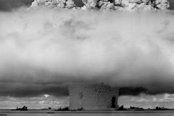 L explosion nucléaire en mer est une force monstrueuse, mais c est beau