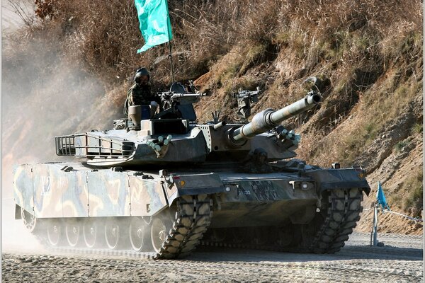 Un petrolero en un tanque va a una misión de combate