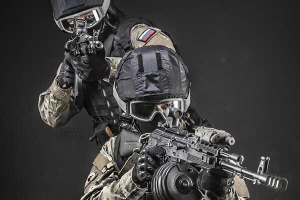 Imagen de un equipo de airsoft de dos personas