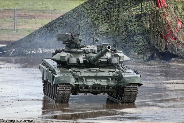 Tanque militar en movimiento bajo la lluvia