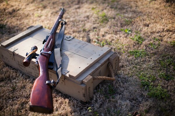 Scharfschützengewehr liegt am Boden