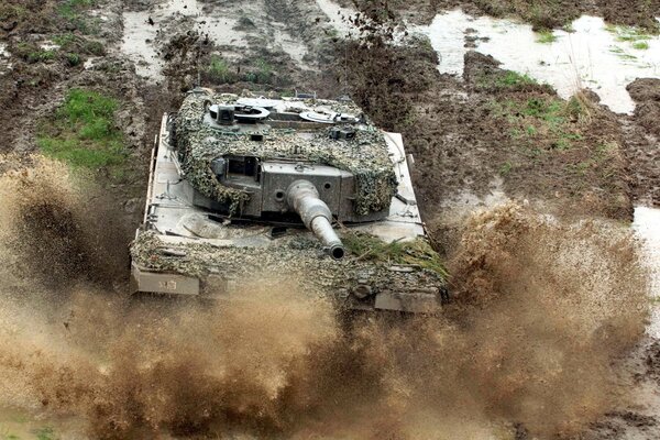 Tanque gris en el campo de batalla