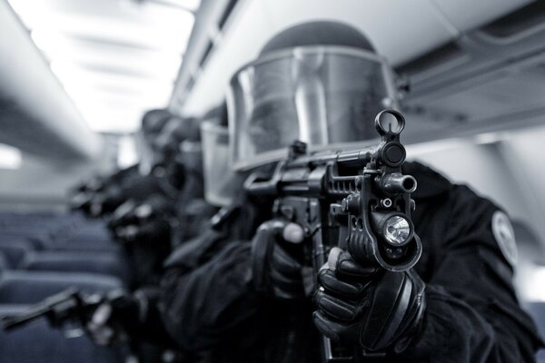 Un militar con armas en un fotograma de una película