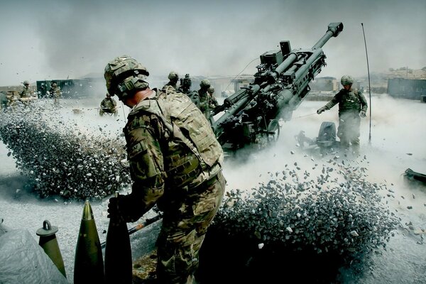 Soldat en uniforme sur fond de véhicule de combat