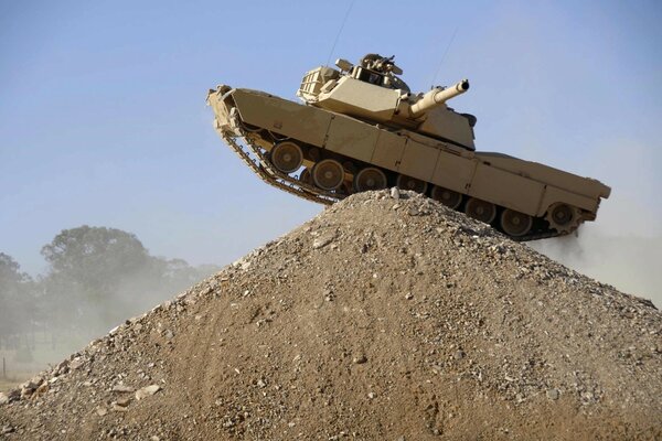 Tanque gris en un tobogán de arena