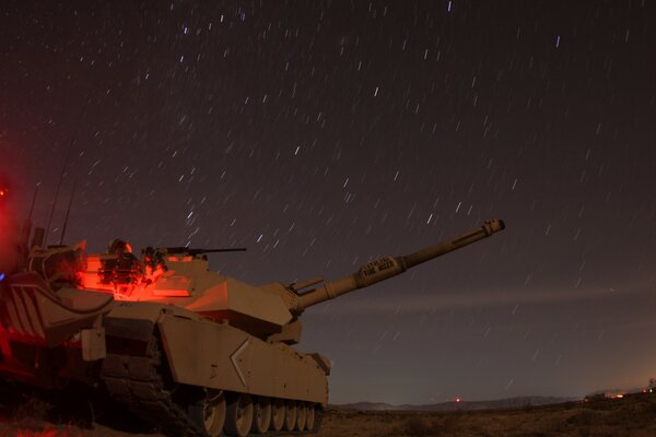 Военный танк фоне звёздного неба