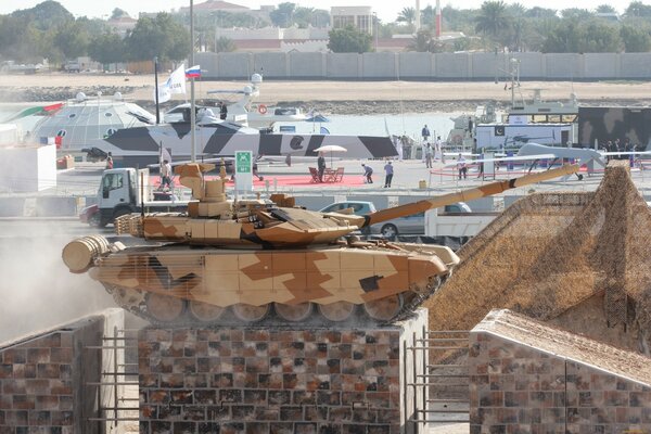 Militärische gepanzerte Fahrzeuge auf der Messe