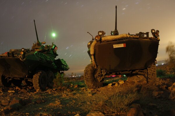 Équipement militaire sur roues la nuit