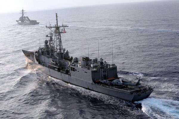 Ein militärisches graues Schiff im Meer