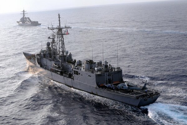 Военный серый корабль в море