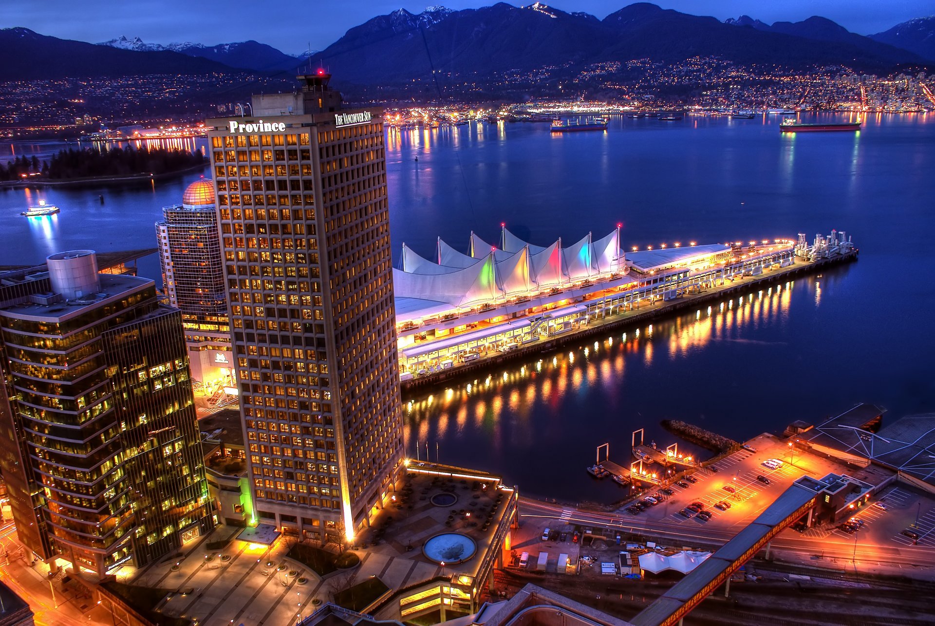 ville vancouver soirée quai maisons mer montagnes