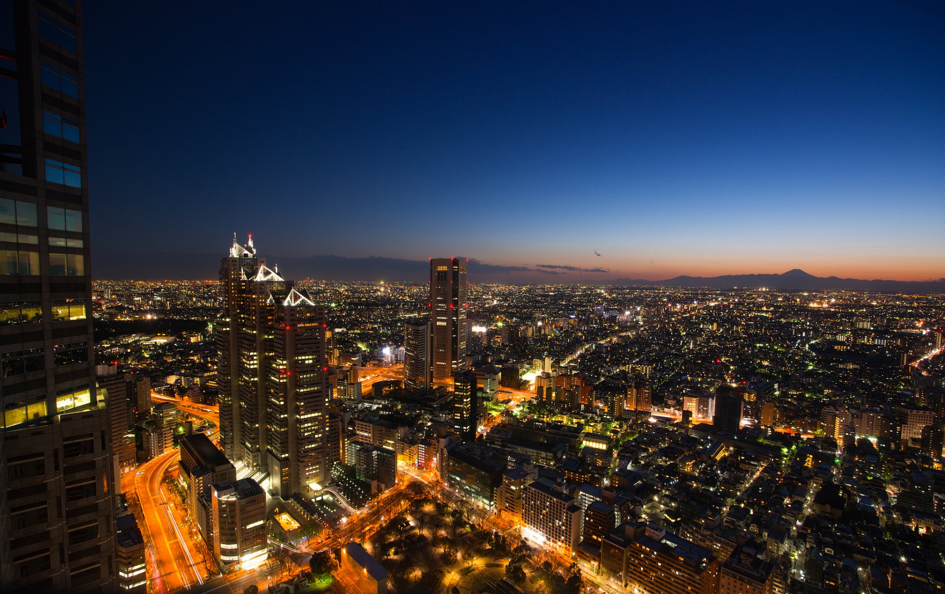 giappone tokyo capitale metropoli edifici grattacieli illuminazione luci sera tramonto blu cielo vista altezza panorama